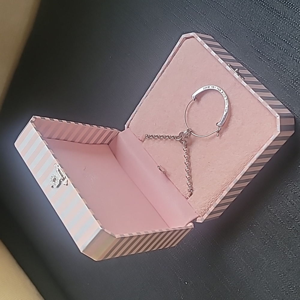 Juicy Couture charm chain/holder. Silver.